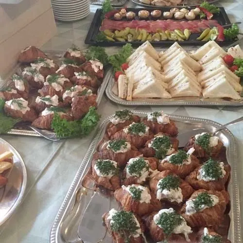 Buffet med anretninger på sølvfade