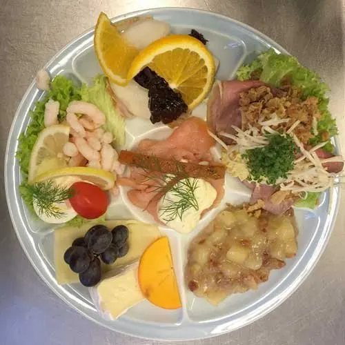 Fiskeplatte med laks, rejer, æg og citron