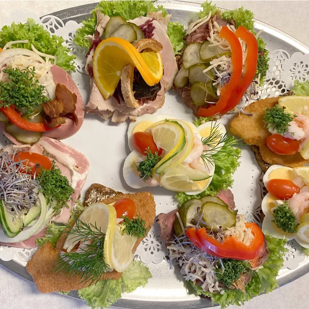 Fad med højtbelagte håndmadder med æg, rejer, roastbeef og pålæg