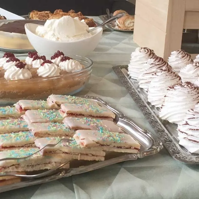 Kagebord med flødeboller, lagkage og småkager