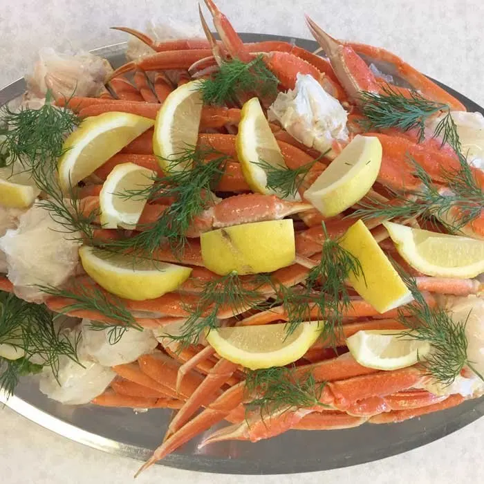 Fad med krebsehaler, citron og dild