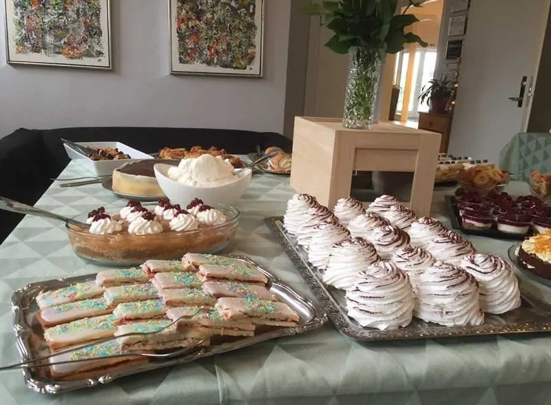 Kagebord med flødeboller og småkager i det lille festlokale