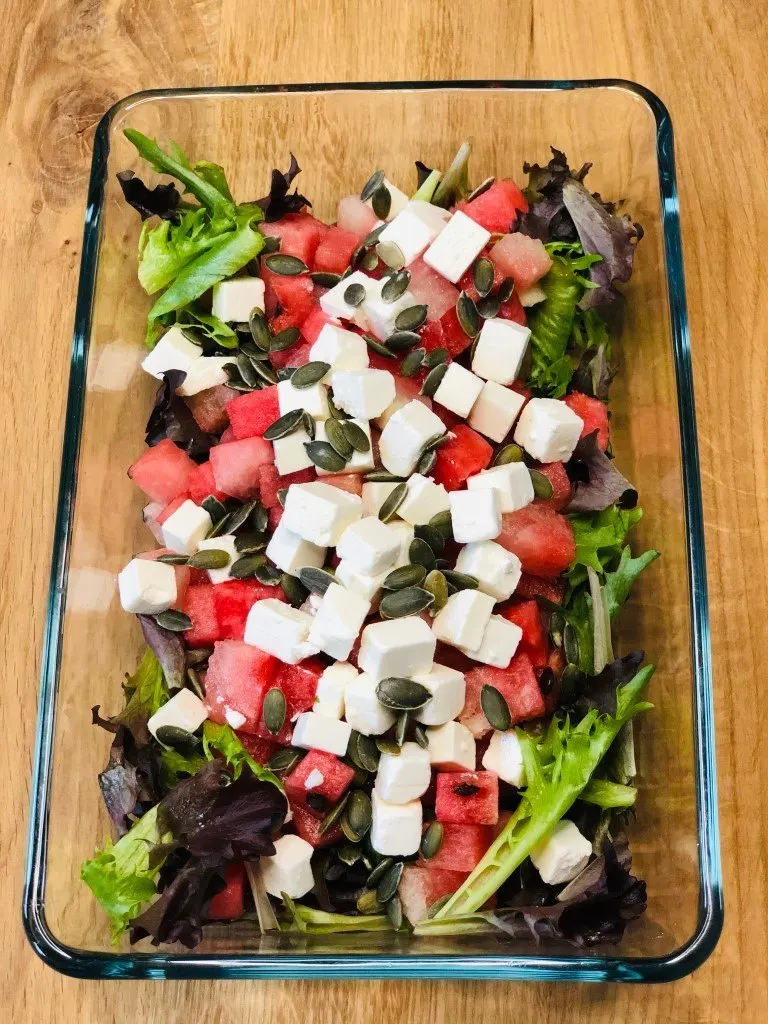 Melonsalat med vandmelon og feta i et glasfad