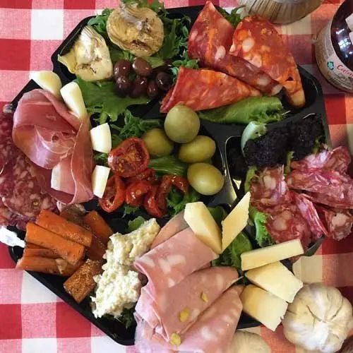 Tapasfad med pølser, skinke, oliven og ost